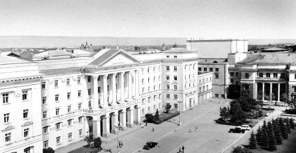 Восстановленный Смоленск. Слева – Дом Советов